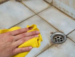 Ini Panduan Membersihkan Kerak Di Lantai Keramik
