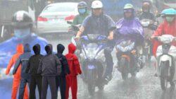 Jangan Asal Bilas, Ini Cara Tepat Membersihkan dan Merawat Jas Hujan Motor
