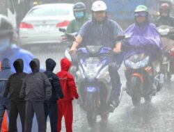Jangan Asal Bilas, Ini Cara Tepat Membersihkan dan Merawat Jas Hujan Motor