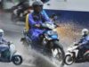 Ini Panduan Lengkap Berkendara Motor Saat Hujan