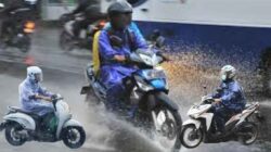 Ini Panduan Lengkap Berkendara Motor Saat Hujan