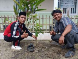 Kepala Sekolah dan Siswa Tanam Pohon di Lingkungan Sekolah MTs Guppi 04 Bumi Asih