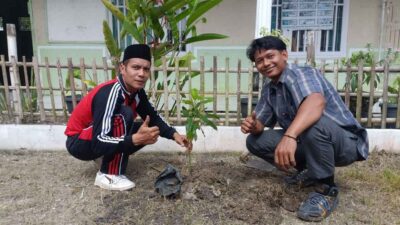Kepala Sekolah dan Siswa Tanam Pohon di Lingkungan Sekolah MTs Guppi 04 Bumi Asih
