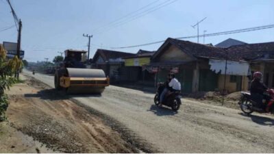 Perbaikan Jalan Ruas Kalirejo – Padang Ratu Terus Dikebut