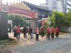 PDI Perjuangan Bandar Lampung Bagikan Ribuan Masker Dan Semprot Jalan Dampak Abu Vulkanik